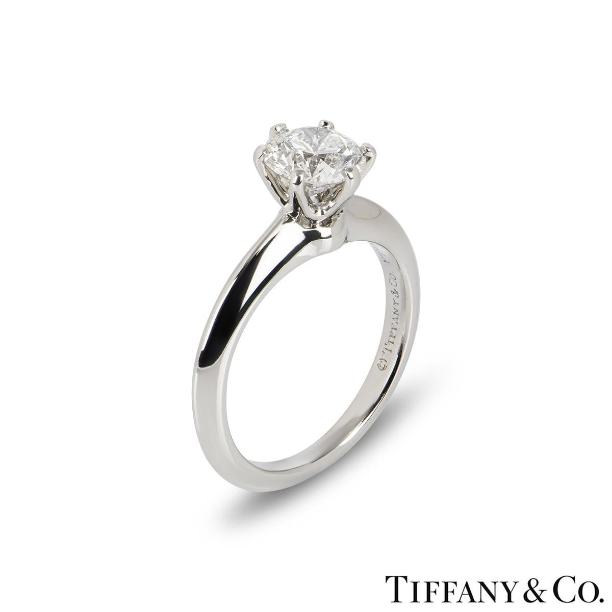 Ein atemberaubender Platin-Diamantring von Tiffany & Co. aus der Setting Collection. Der Ring besteht aus einem runden Diamanten im Brillantschliff in einer 6-Krallen-Fassung mit einem Gewicht von 1,04ct, Farbe G und Reinheit VS2. Der Ring hat die