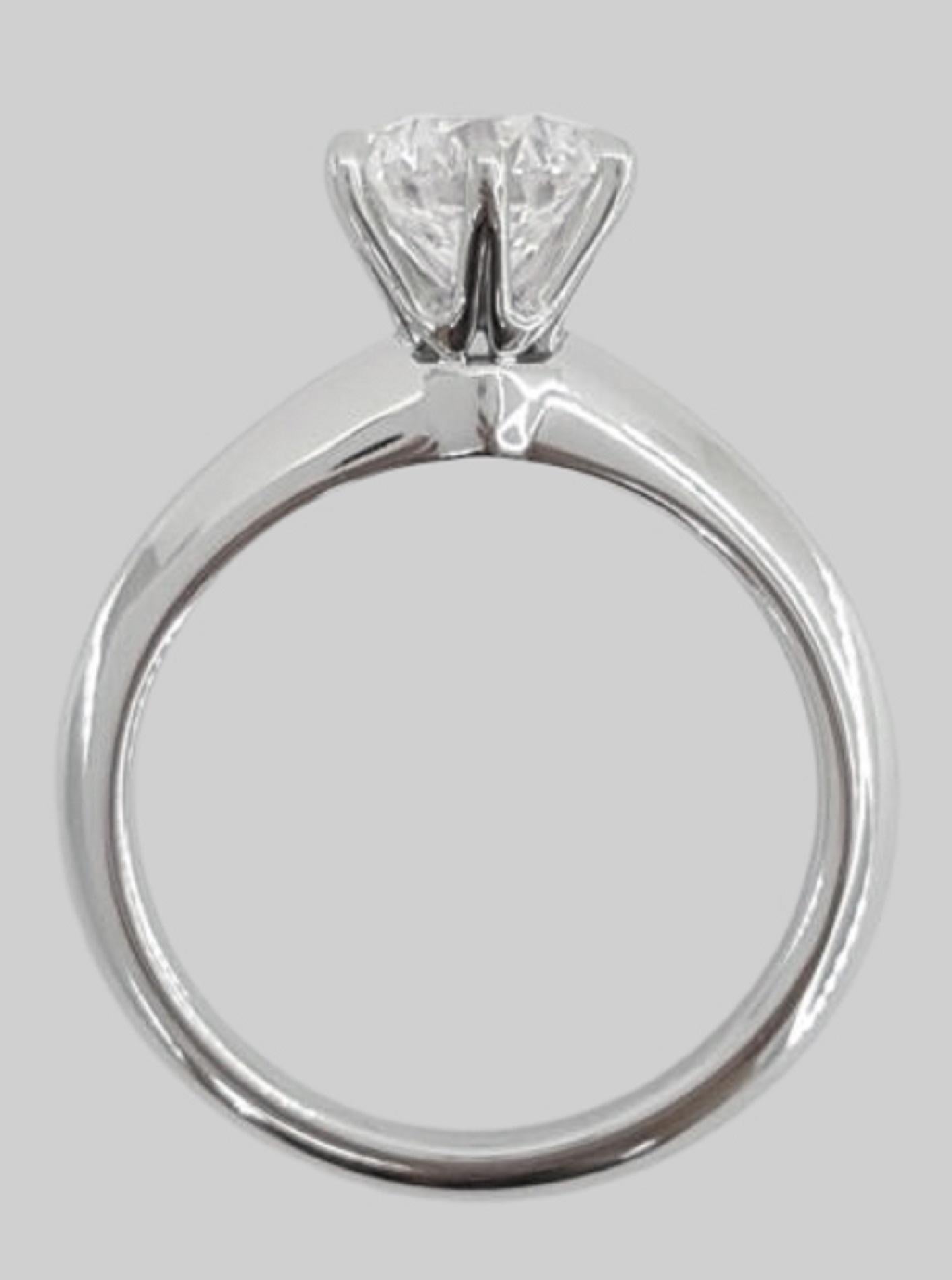 Tiffany & Co. Platin Diamant Solitär Verlobungsring - 1,61 Karat

Eleganter und zeitloser Solitär-Verlobungsring von Tiffany & Co. aus Platin (PT950). Der Ring enthält einen atemberaubenden Diamanten im runden Brillantschliff mit einem Gewicht von
