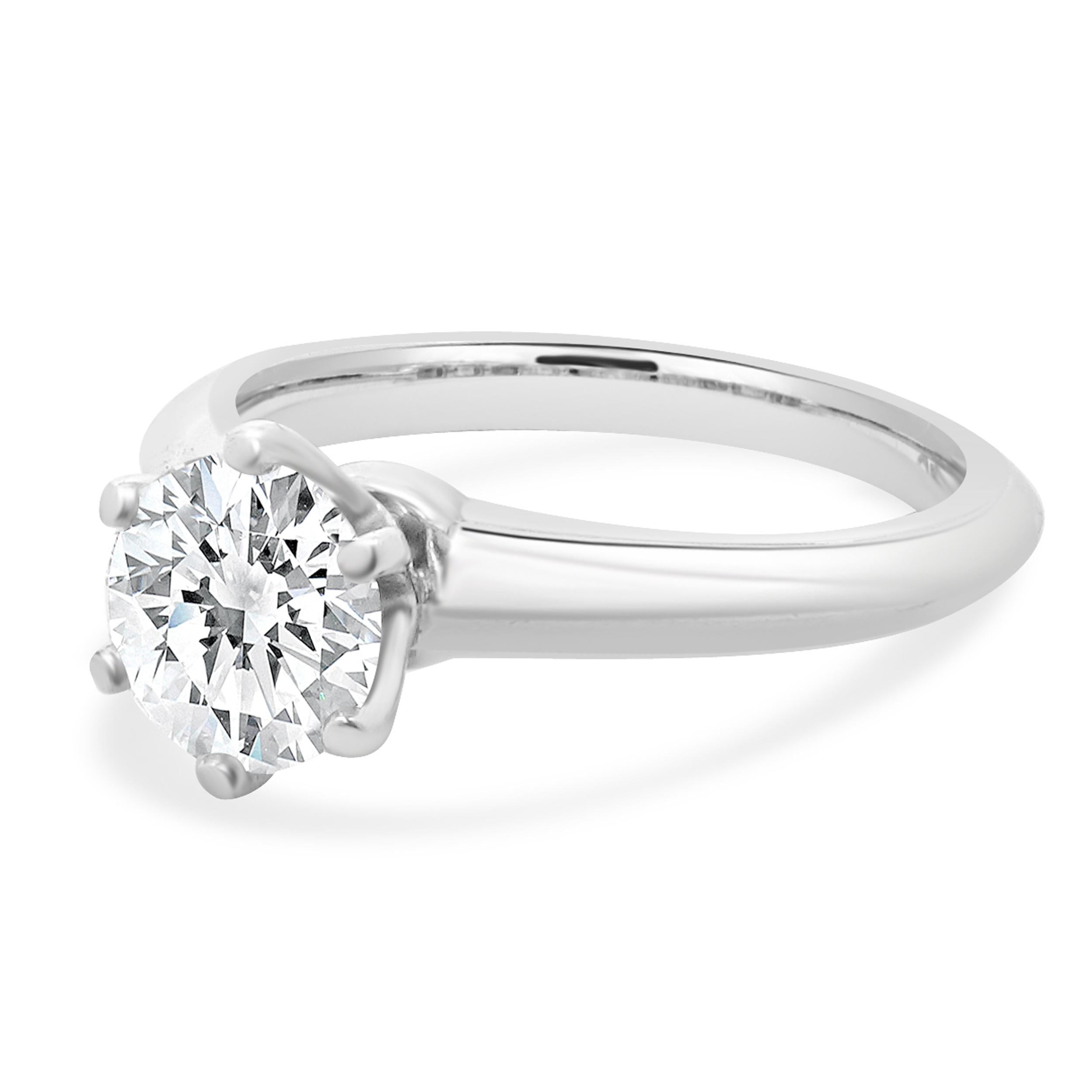 Designer: Tiffany & Co. 
Materiale: Platino
Diamante: 1 taglio brillante rotondo = 1,05cttw
Colore: I
Chiarezza: VS1
Misura dell'anello: 4,5 
Peso: 5,56 grammi