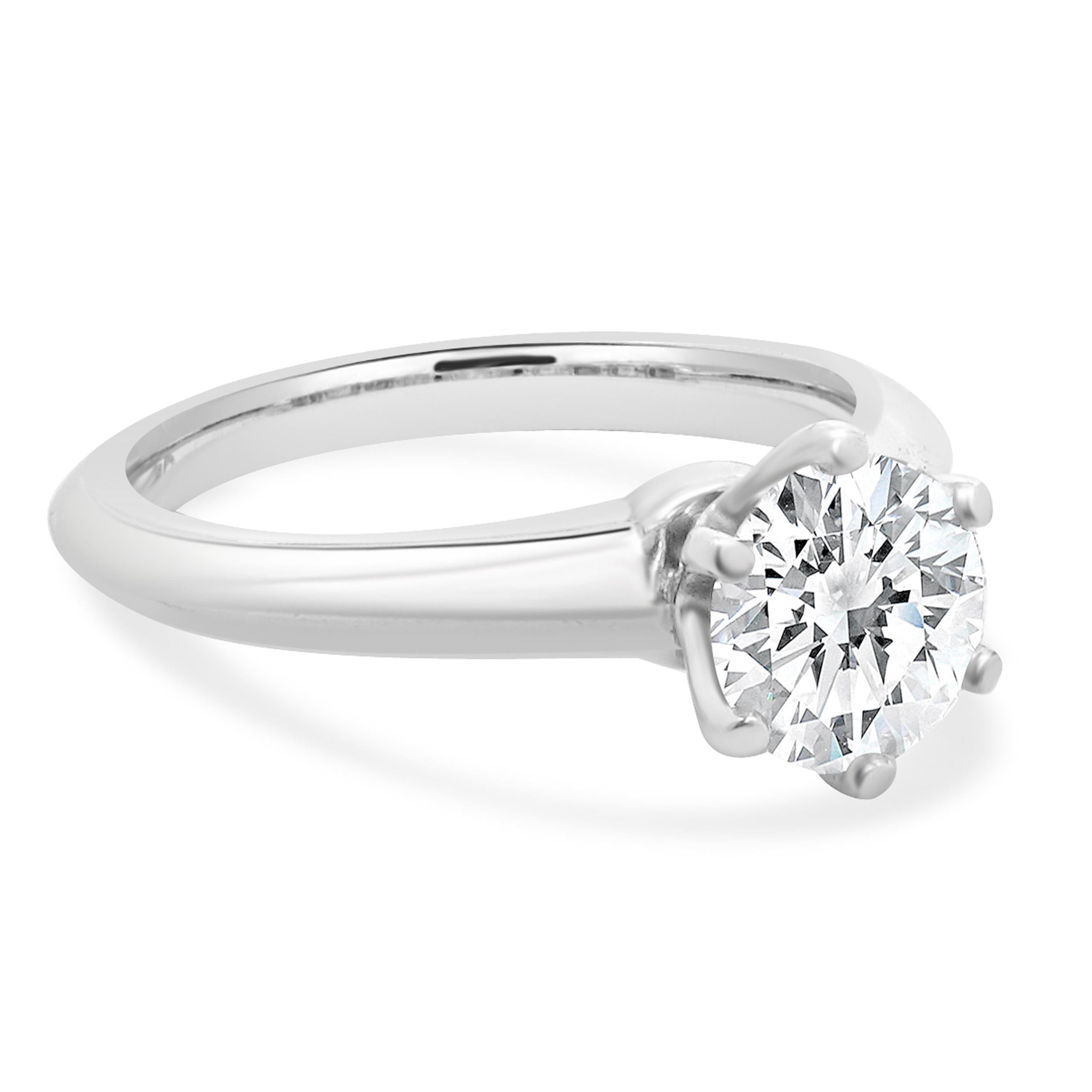 Taglio rotondo Tiffany & Co. Anello di fidanzamento solitario con diamante in platino in vendita