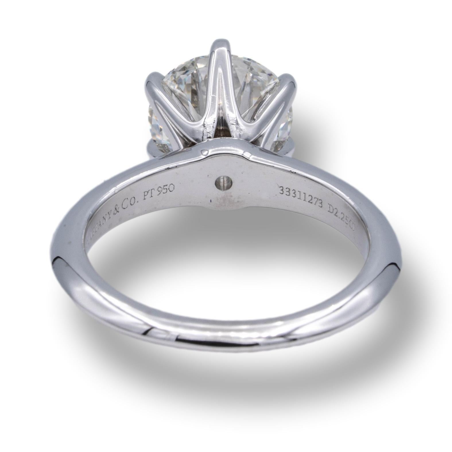 Modern Tiffany & Co Platinum Diamond Solitaire Engagement Ring with Round 2.25 Ct HVS1