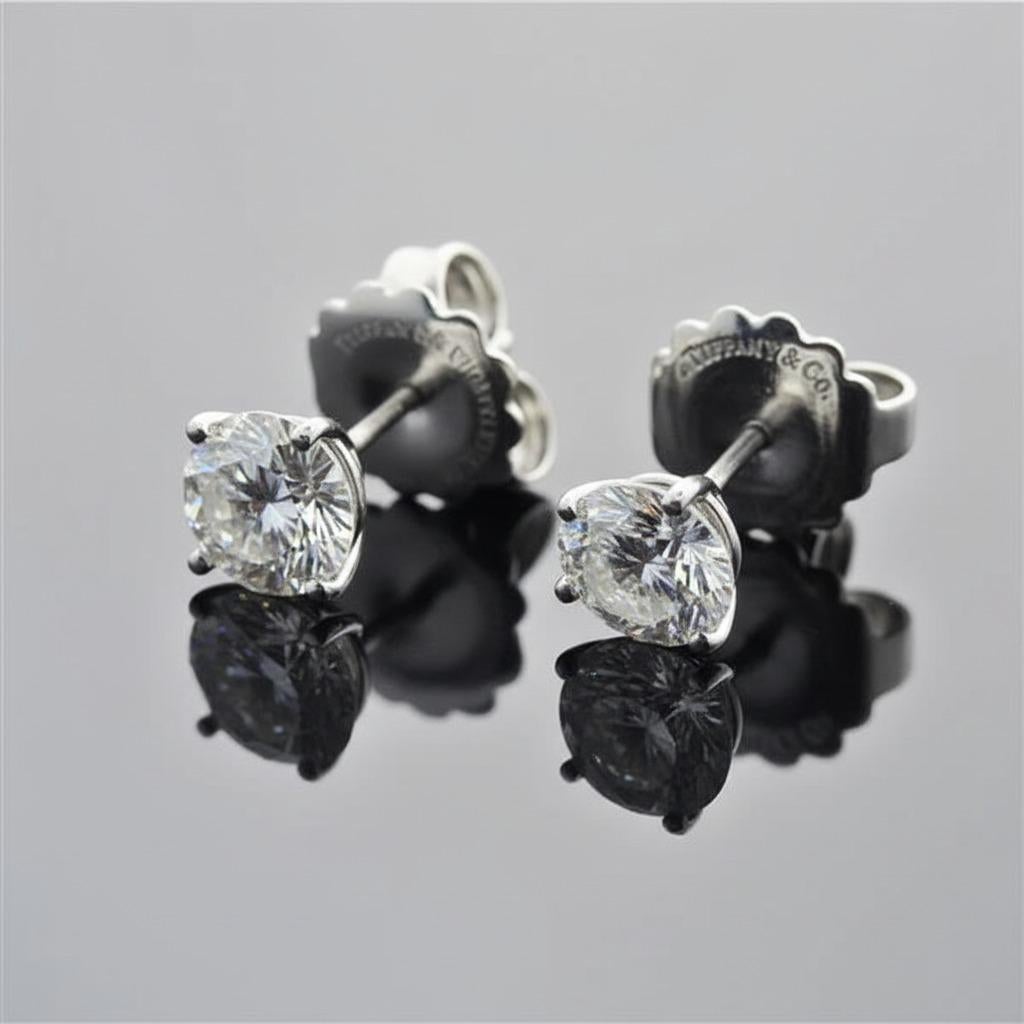 Tiffany & Co. Orecchini con diamante in platino - 2,25 carati di peso totale

Classici e senza tempo, questi orecchini in platino di Tiffany & Co. presentano diamanti tondi brillanti H VS2 per un peso totale di 2,25 carati. Incastonate con maestria