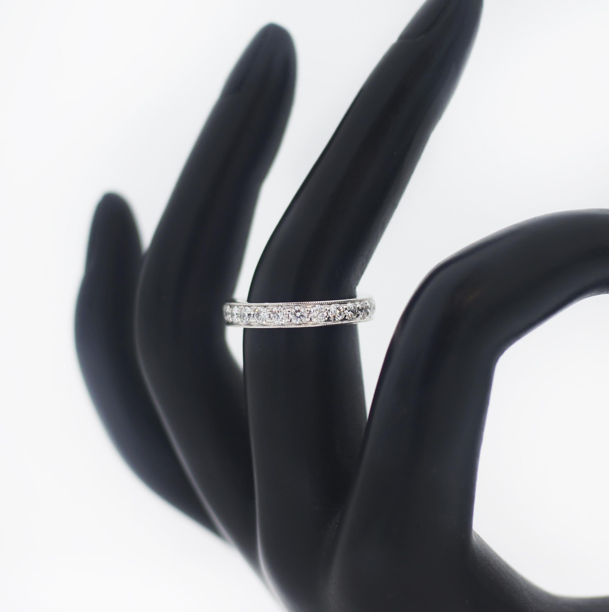 Taille ronde Tiffany & Co. Bague à anneau en platine sertie de diamants de couleur milgrain en vente