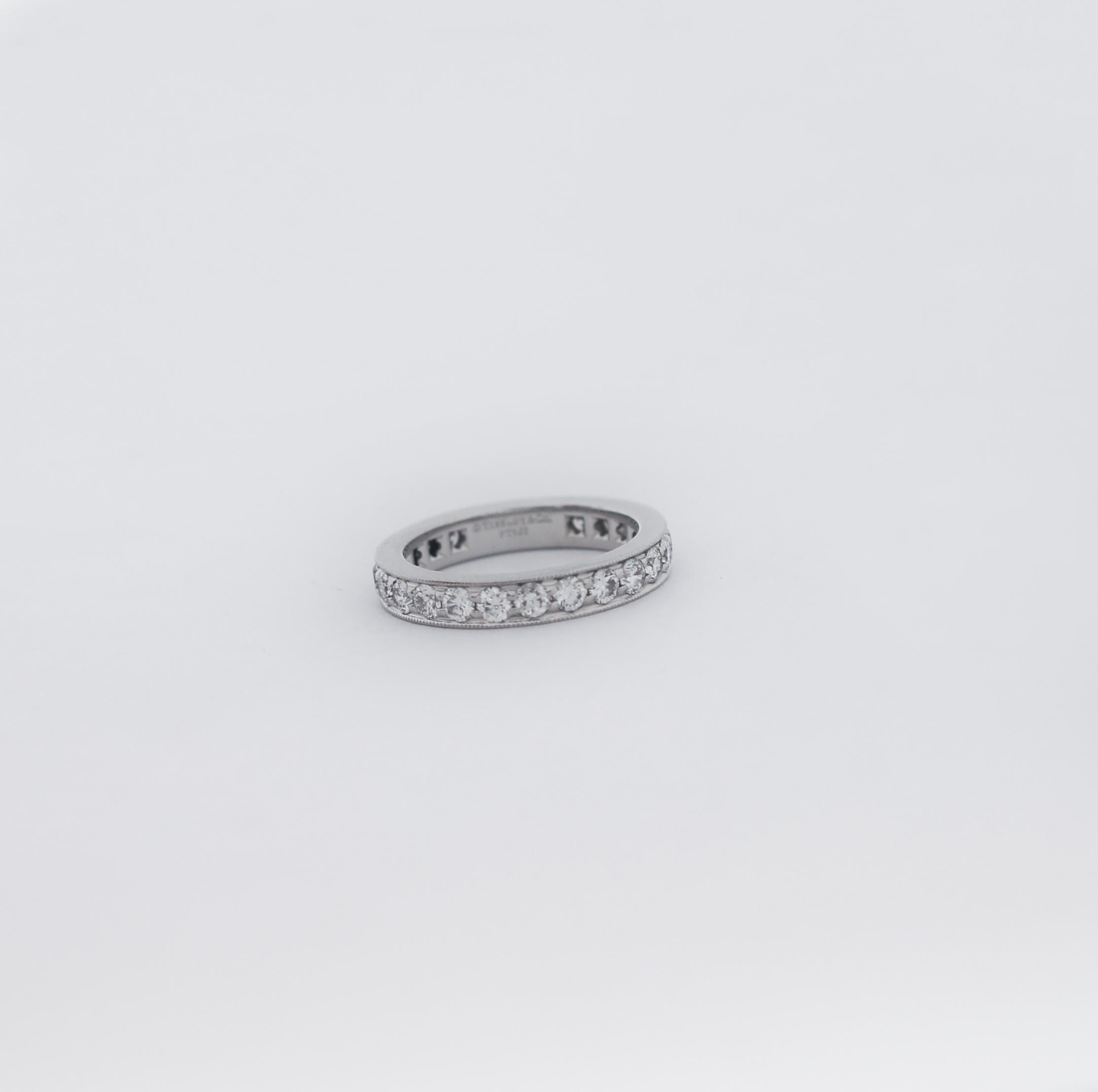 Tiffany & Co. Bague à anneau en platine sertie de diamants de couleur milgrain Pour femmes en vente
