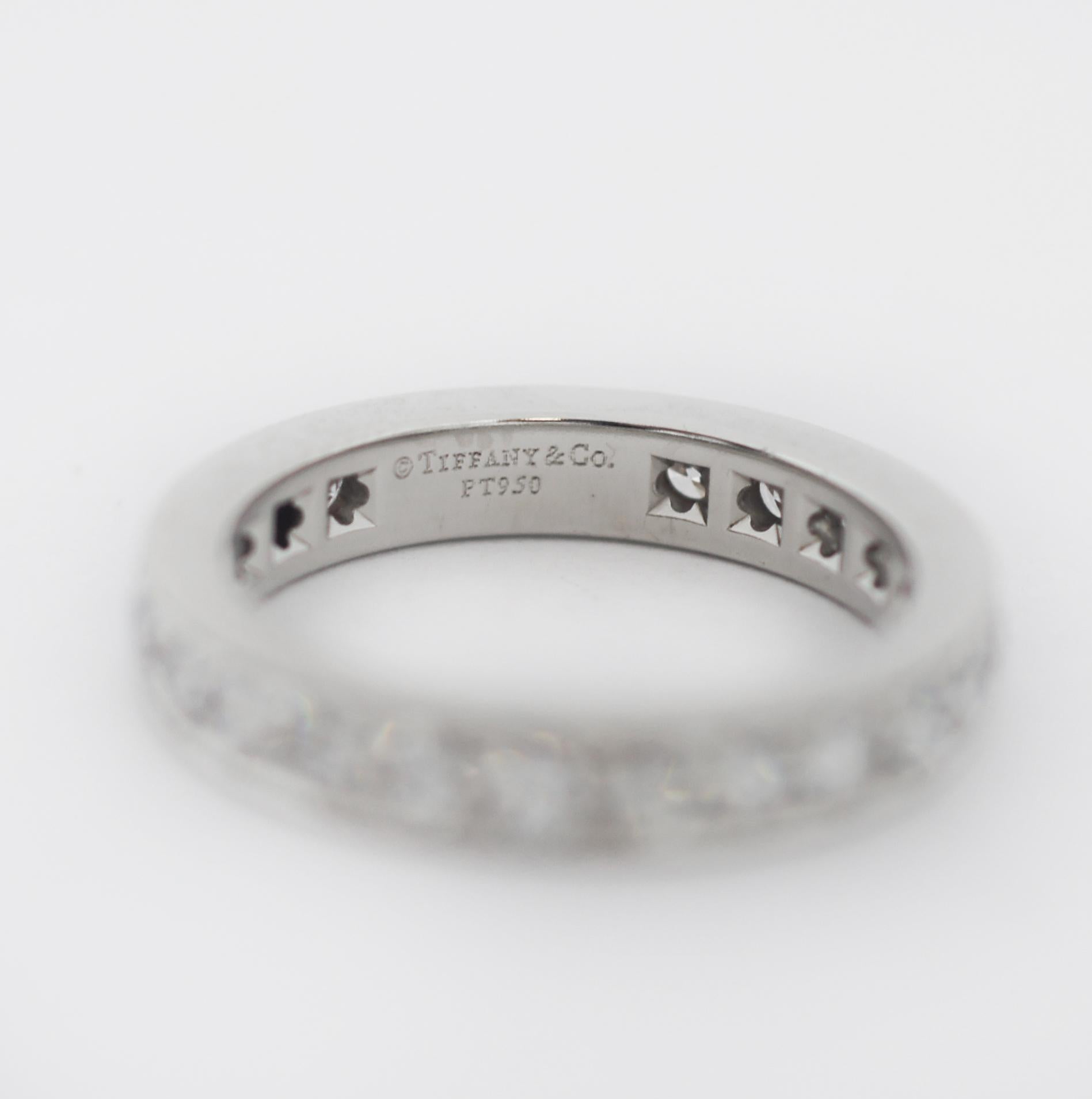 Tiffany & Co. Bague à anneau en platine sertie de diamants de couleur milgrain en vente 1