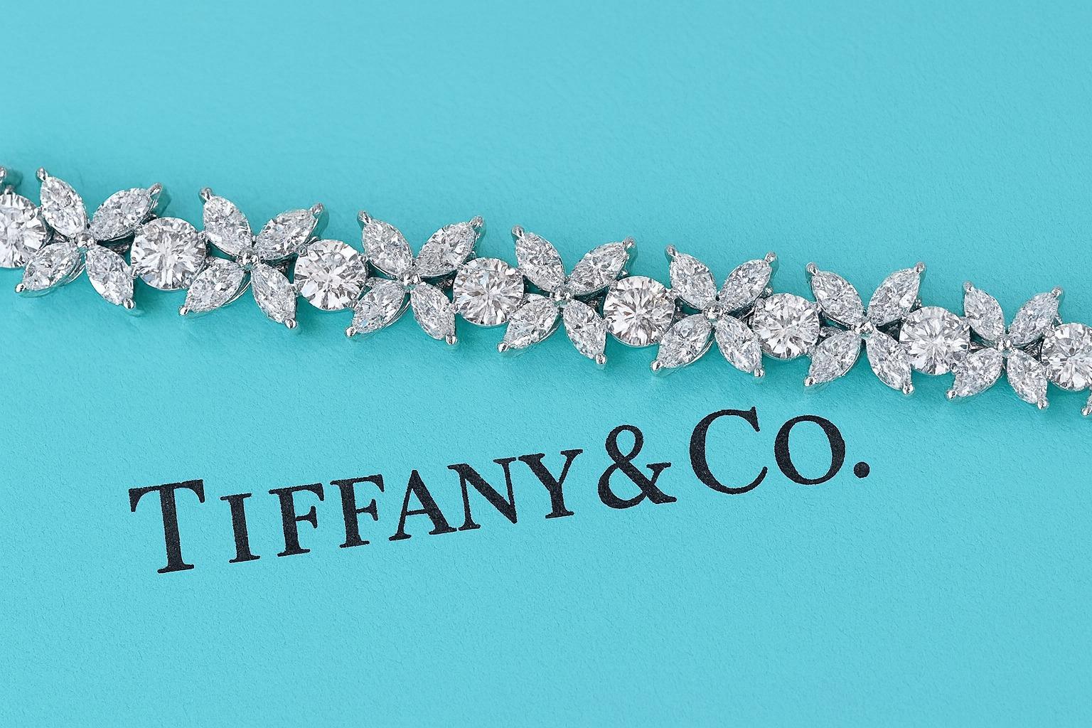 Tiffany & Co. Collar de Diamantes Victoria en Platino

Inspirada en el fuego y el resplandor de los diamantes superlativos de Tiffany, la colección Victoria presenta una combinación única de tallas para una sensibilidad claramente romántica. Este
