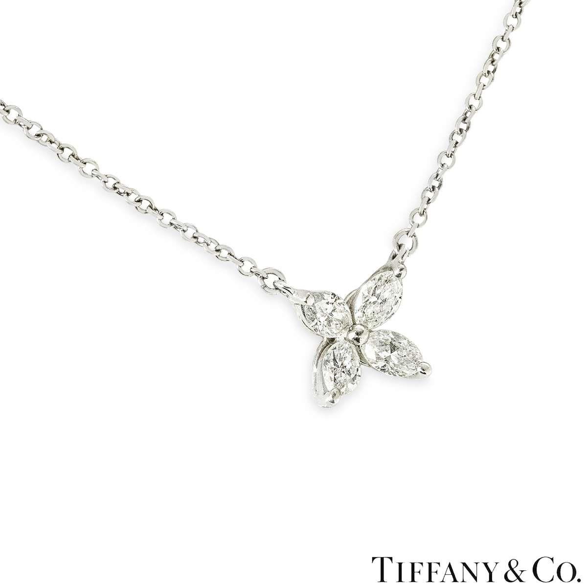 Magnifique pendentif en platine et diamants de Tiffany & Co. de la collection Victoria. Le pendentif comprend un motif floral serti de quatre diamants de taille marquise d'un poids total de 0.32ct. Le pendentif est monté sur une chaîne à maillons