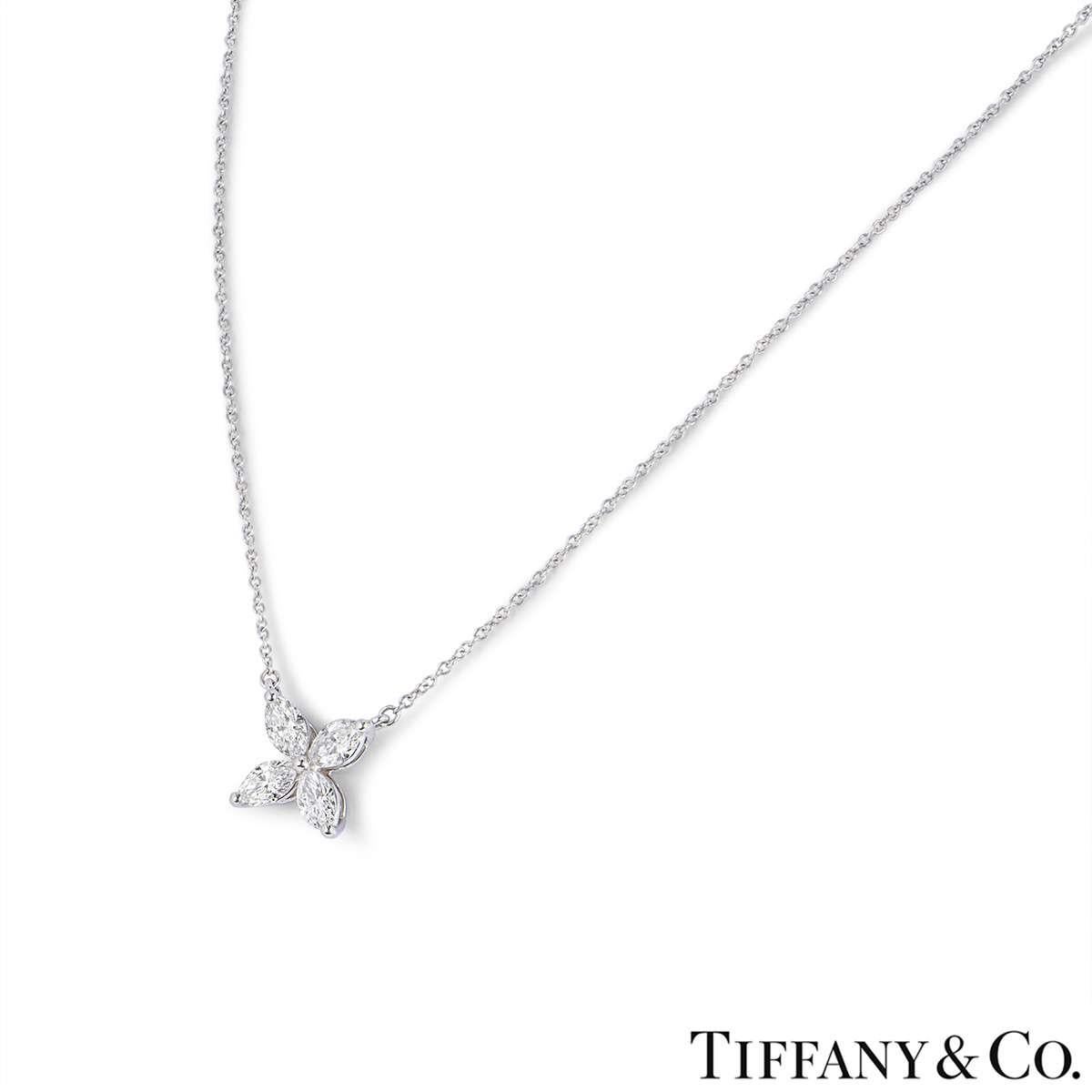 Magnifique pendentif en platine et diamants de Tiffany & Co. de la collection Victoria. Le pendentif comprend un motif floral serti de quatre diamants de taille marquise d'un poids total de 0,81ct. Le pendentif est monté sur une chaîne à maillons
