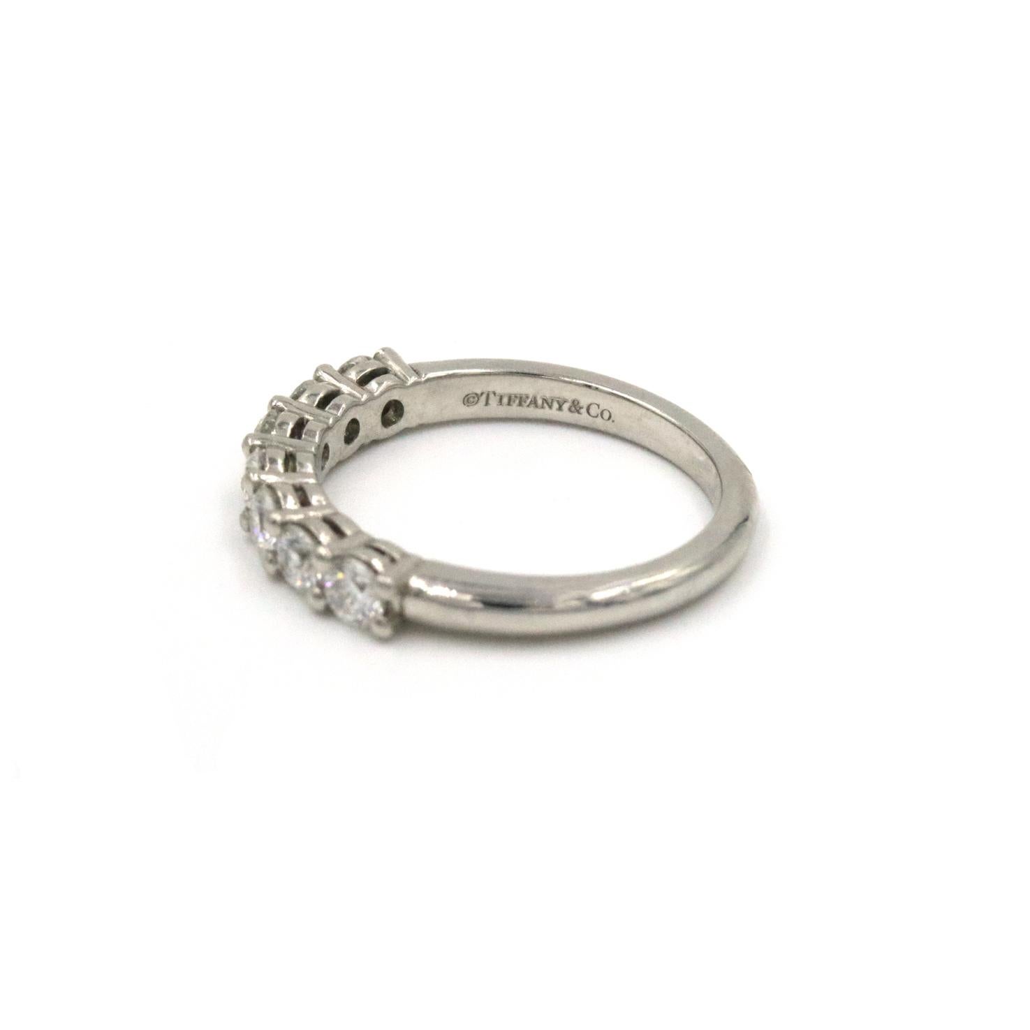 Tiffany & Co. Diamant-Ehering. Diese Hochzeit Band verfügt über 7 runde Diamanten .63 CTW und ist in Platin gesetzt.