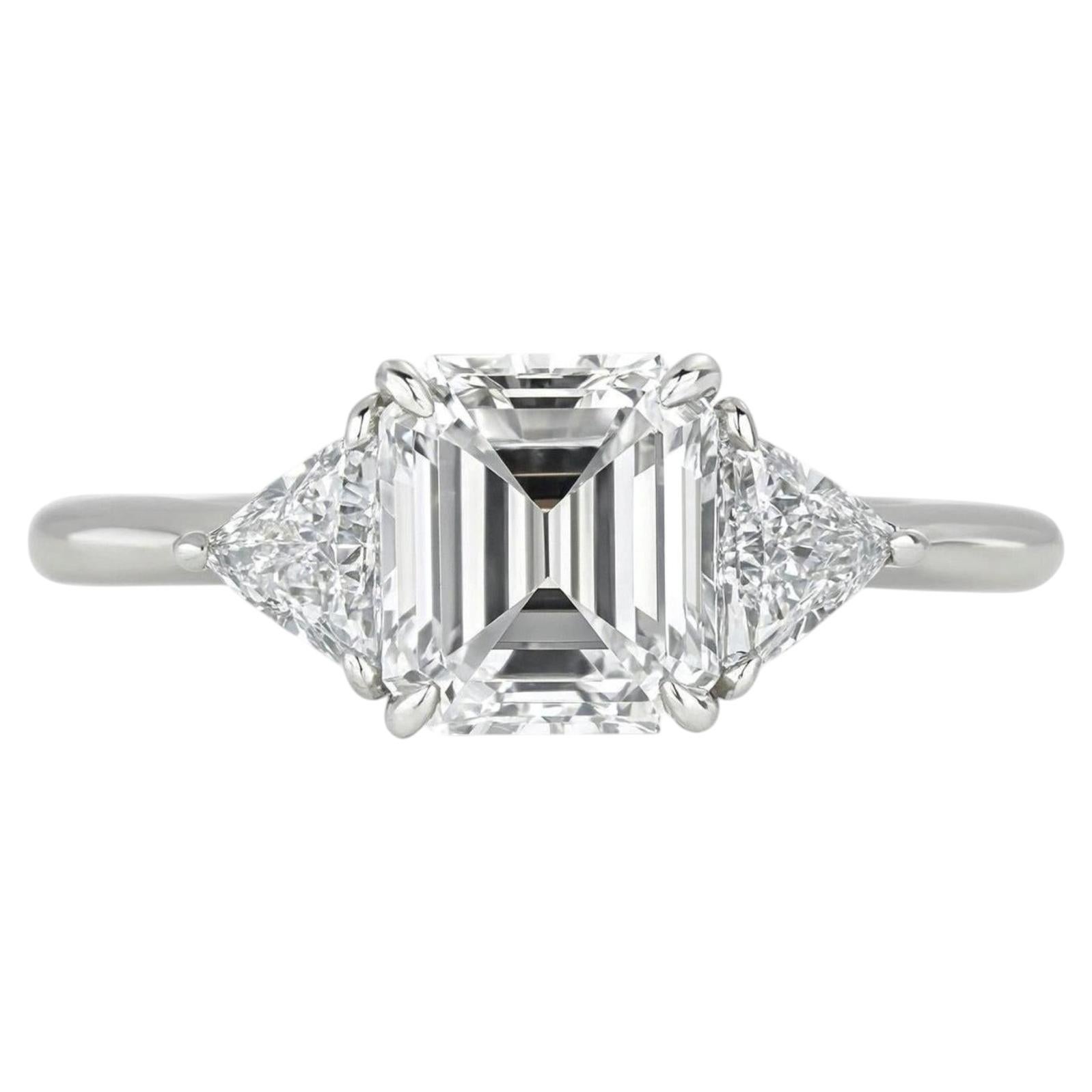 Tiffany & Co. Platin Verlobungsring mit Smaragdschliff und Billionen Diamanten