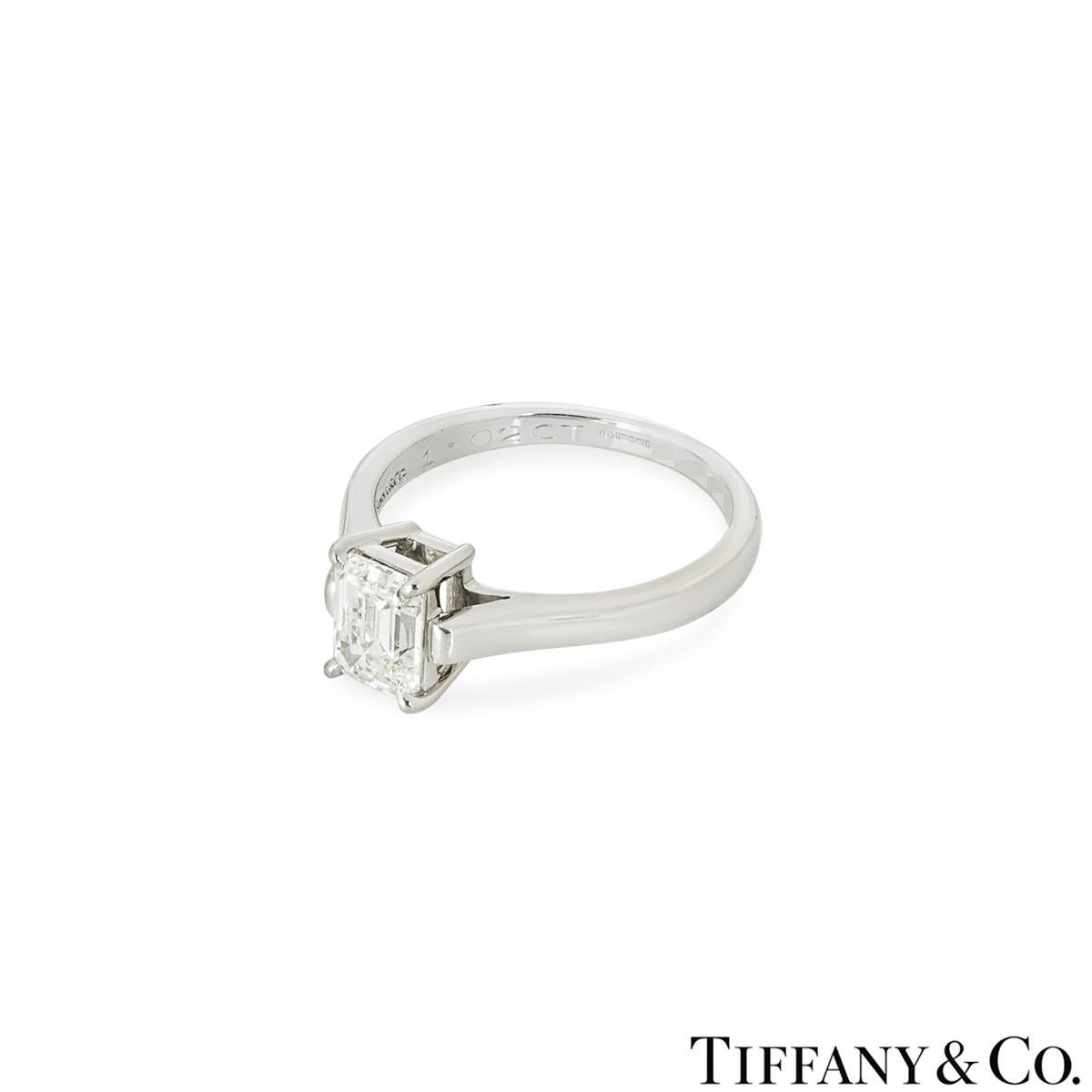 Taille émeraude Tiffany & Co. Bague de fiançailles en platine avec diamant taille émeraude 1,02 carat I/VVS2 en vente
