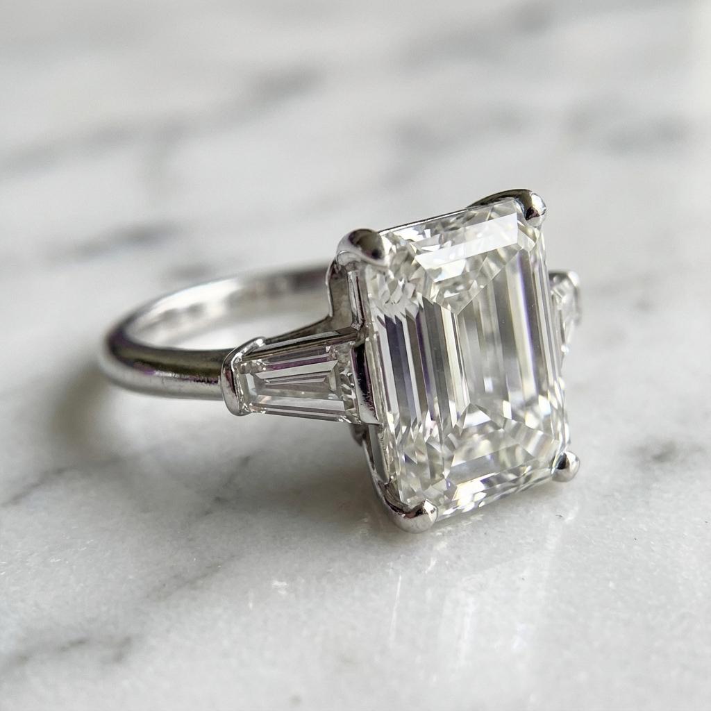 Contemporaneo Tiffany & Co. Anello in platino con diamante taglio smeraldo - 6,05 carati in vendita