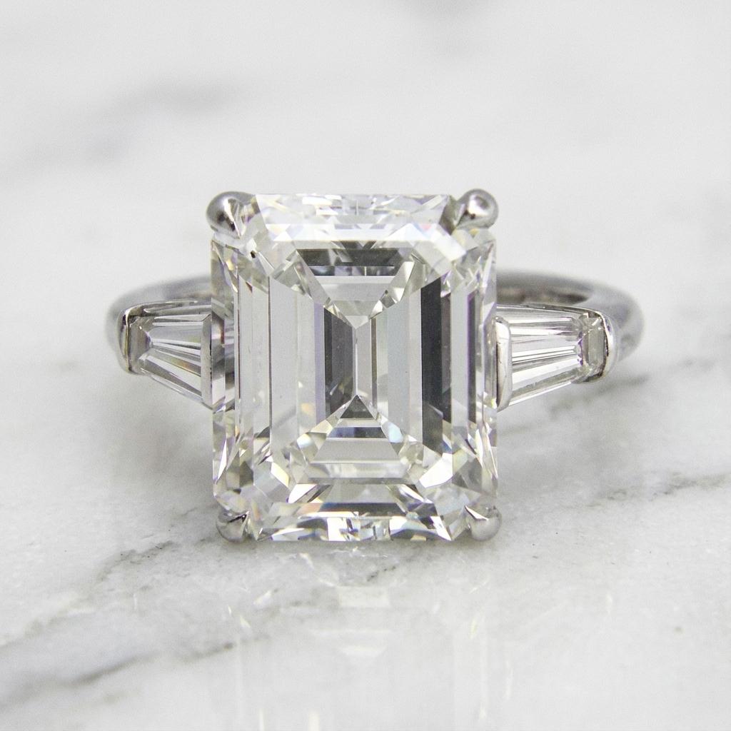 Taglio smeraldo Tiffany & Co. Anello in platino con diamante taglio smeraldo - 6,05 carati in vendita