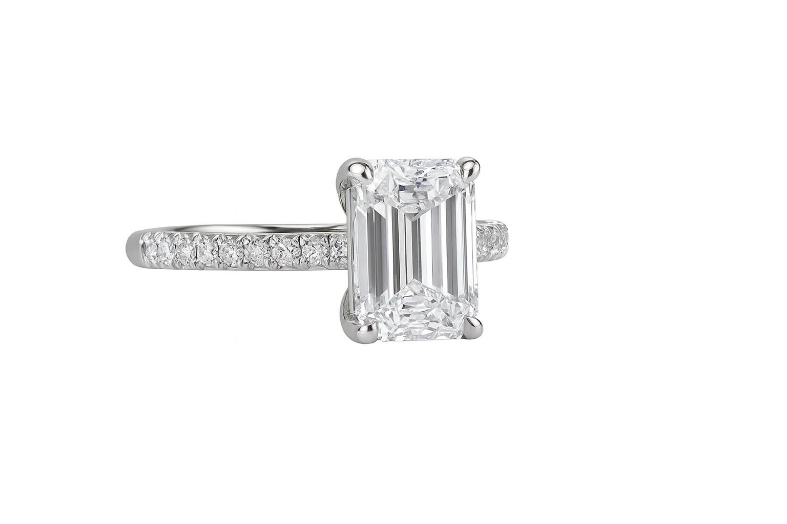 Tiffany & Co. Anillo de compromiso solitario de platino con diamante talla esmeralda

De la emblemática colección Tiffany Novo, este elegante anillo de compromiso solitario presenta un impresionante diamante talla esmeralda de 1,03 quilates. El