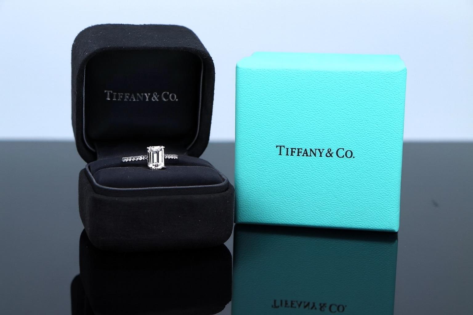 Tiffany & Co. Anillo de compromiso solitario de platino con diamante talla esmeralda Moderno en venta