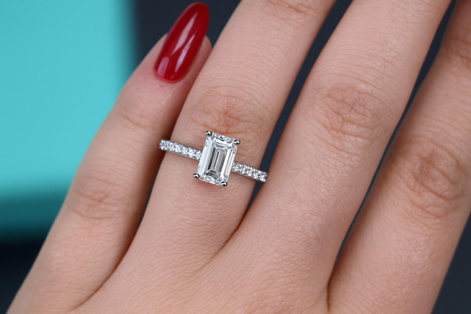 Tiffany & Co. Anillo de compromiso solitario de platino con diamante talla esmeralda Corte esmeralda en venta