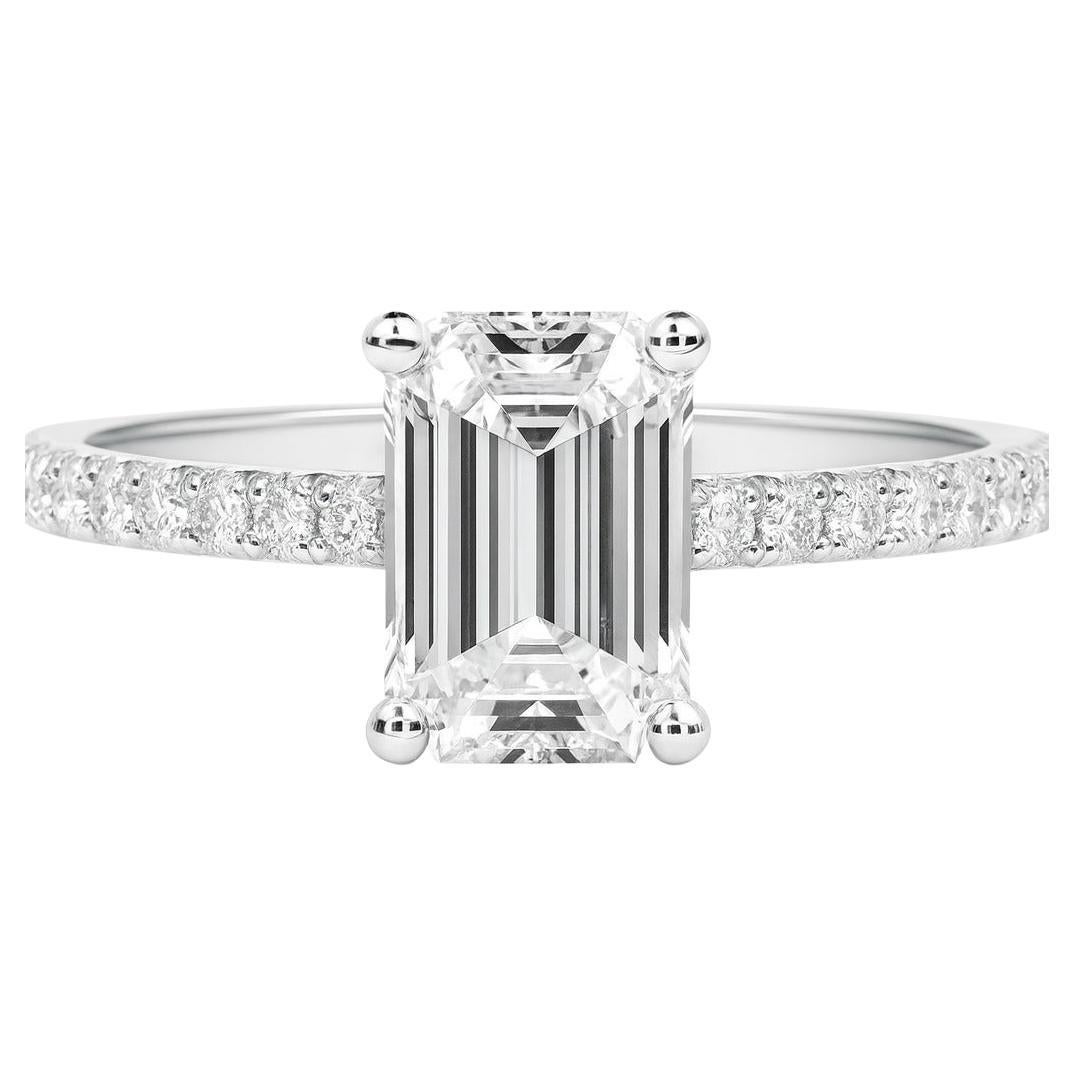 Tiffany & Co. Anillo de compromiso solitario de platino con diamante talla esmeralda en venta