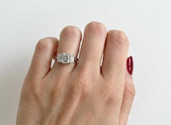 Tiffany & Co. Anillo de compromiso de platino con esmeralda tallada y tres diamantes, 2,94 quilates