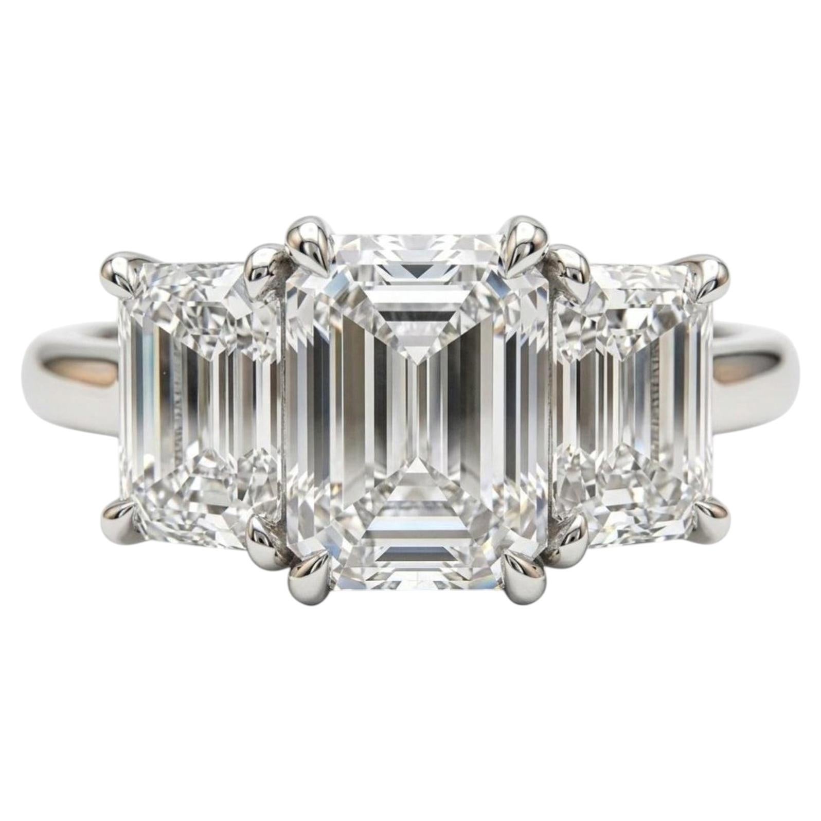 Tiffany & Co. Verlobungsring aus Platin mit einem Smaragd-geschliffenen Diamanten und drei weiteren Diamanten, 2,94 Karat