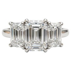 Tiffany & Co. Anillo de compromiso de platino con esmeralda tallada y tres diamantes, 2,94 quilates