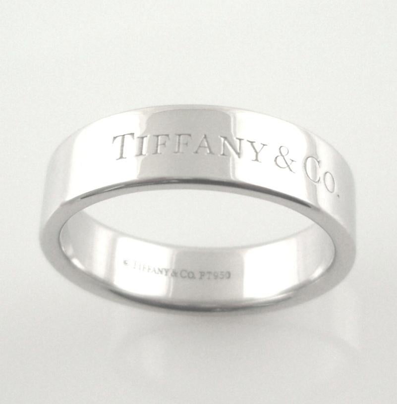 TIFFANY & Co. Platinum 6mm Wedding Band Ring 10 In Excellent Condition For Sale In Los Angeles, CA