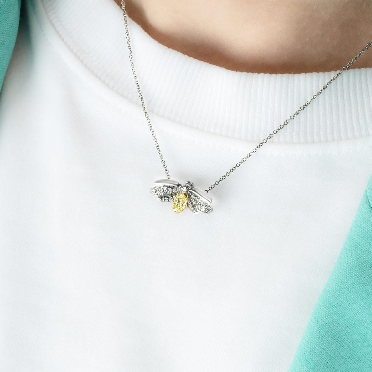 Pendentif Firefly en platine et diamant de Tiffany & Co. de la collection Paper Flowers. Le Firefly est orné d'un diamant jaune intense de taille ovale, pesant 0,44 ct et d'une pureté VVS2. Le pendentif est complété par des ailes serties de diamants