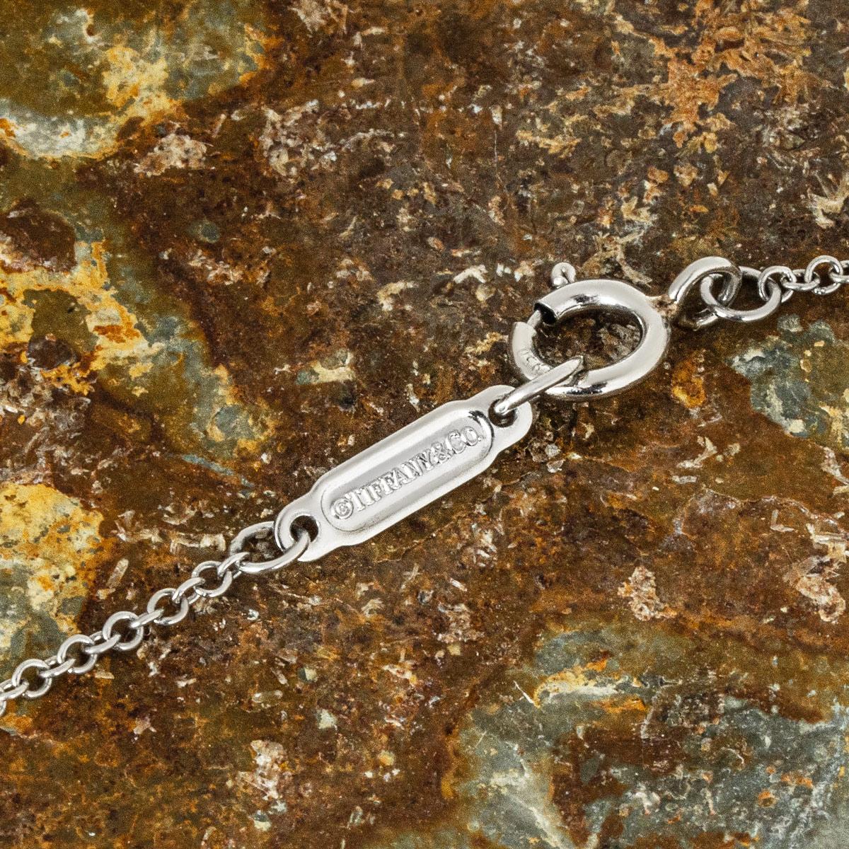 Taille ovale Tiffany & Co. Pendentif papillon fantaisie en platine avec diamant jaune intense de 0,44 carat en vente