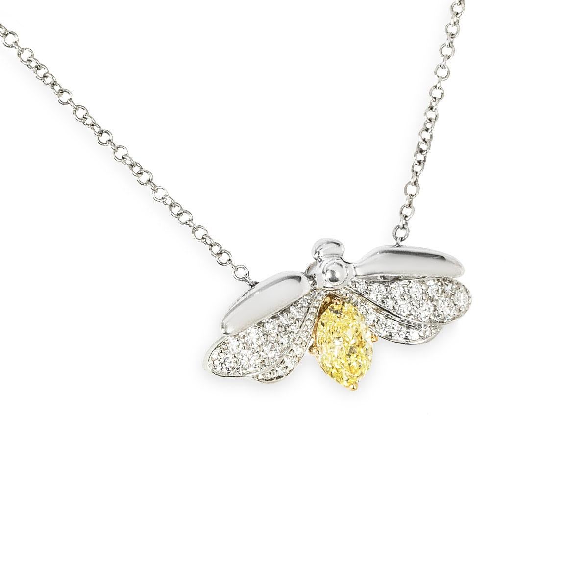 Tiffany & Co. Pendentif papillon fantaisie en platine avec diamant jaune intense de 0,44 carat Excellent état - En vente à London, GB