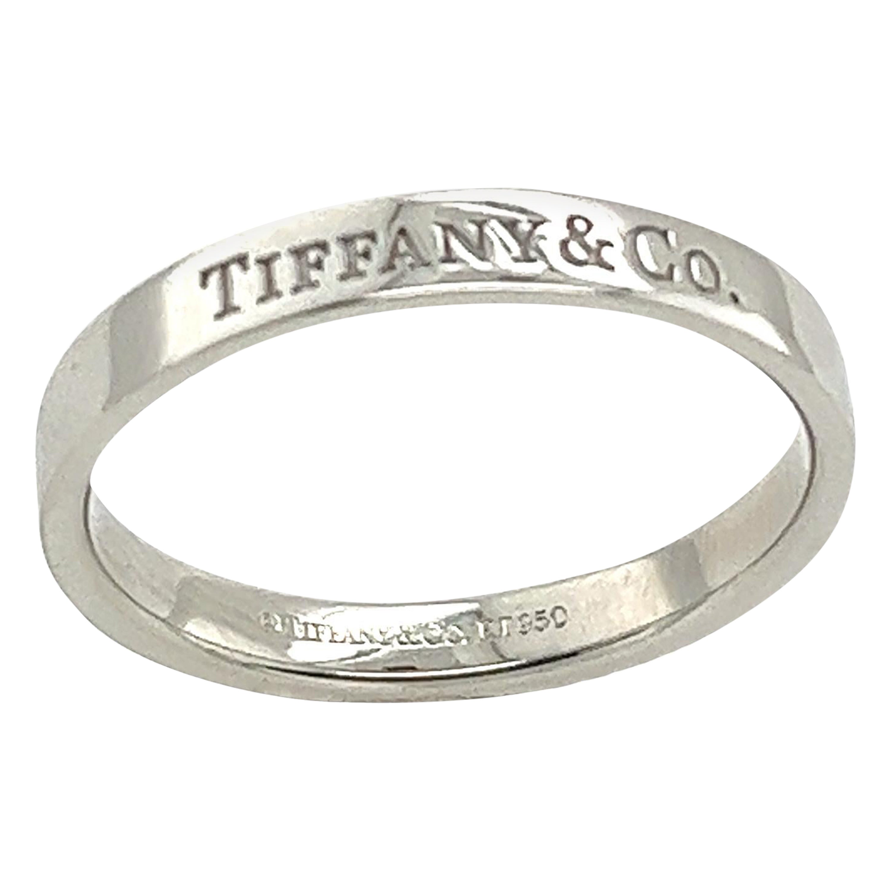 Tiffany & Co. Flat Band aus Platin mit Gravur „Tiffany & Co.“ aus Platin