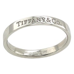 Tiffany & Co. Flat Band aus Platin mit Gravur „Tiffany & Co.“ aus Platin