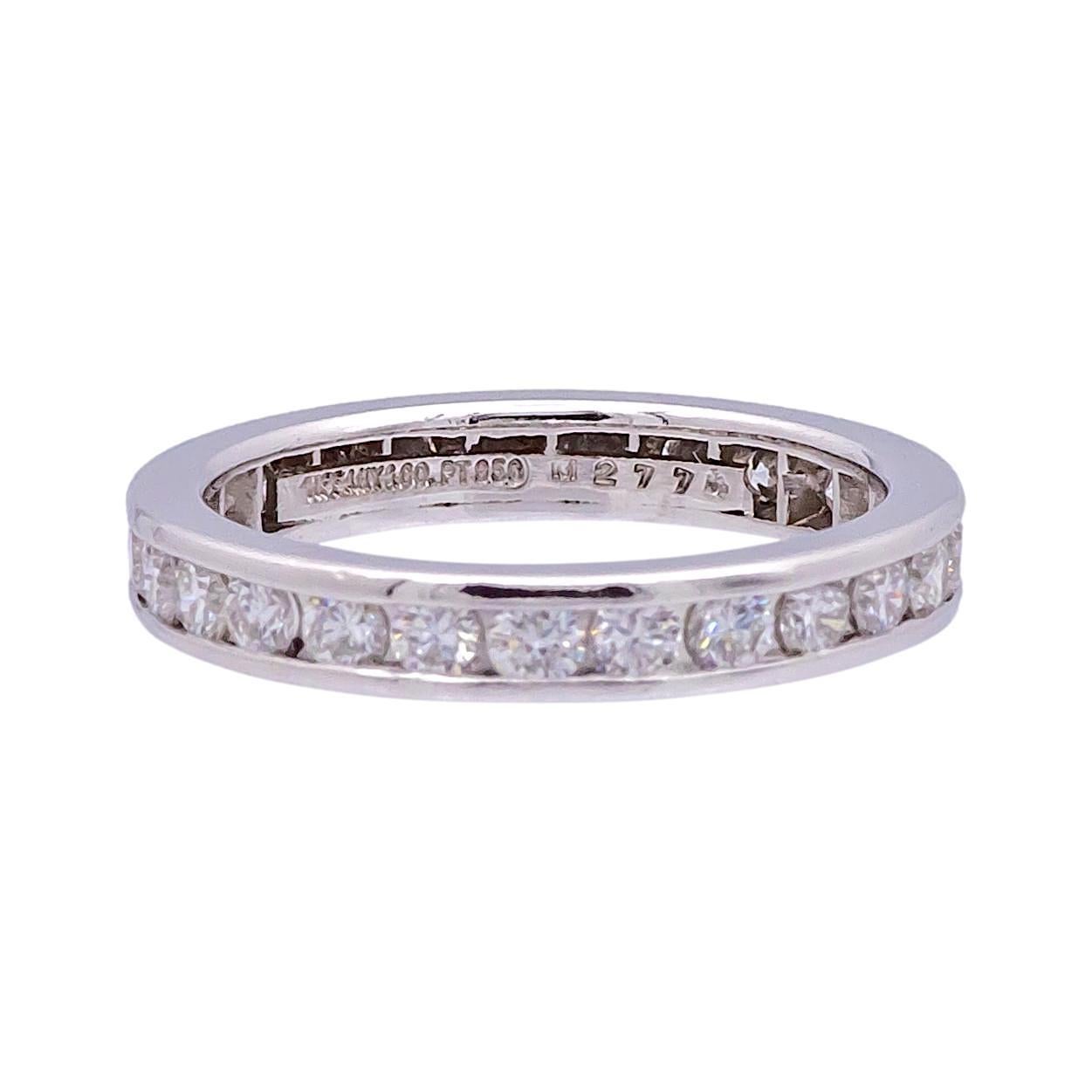 Alianza de boda Tiffany & Co. finamente elaborada en platino con 25 diamantes redondos de talla brillante y un peso total aproximado de 0,93 quilates engastados en todo el contorno en una montura de canal. El anillo mide 3 mm de ancho. 

Informe de