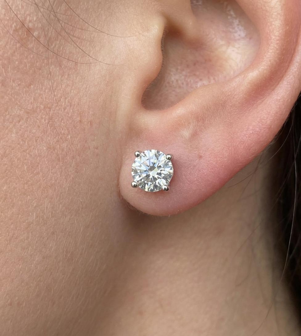 Questi eccezionali orecchini con diamanti di Tiffany & Co. presentano due diamanti rotondi taglio brillante certificati GIA per un totale di circa 2,00 carati e incastonati in montature classiche a quattro punte in platino. Ogni diamante è