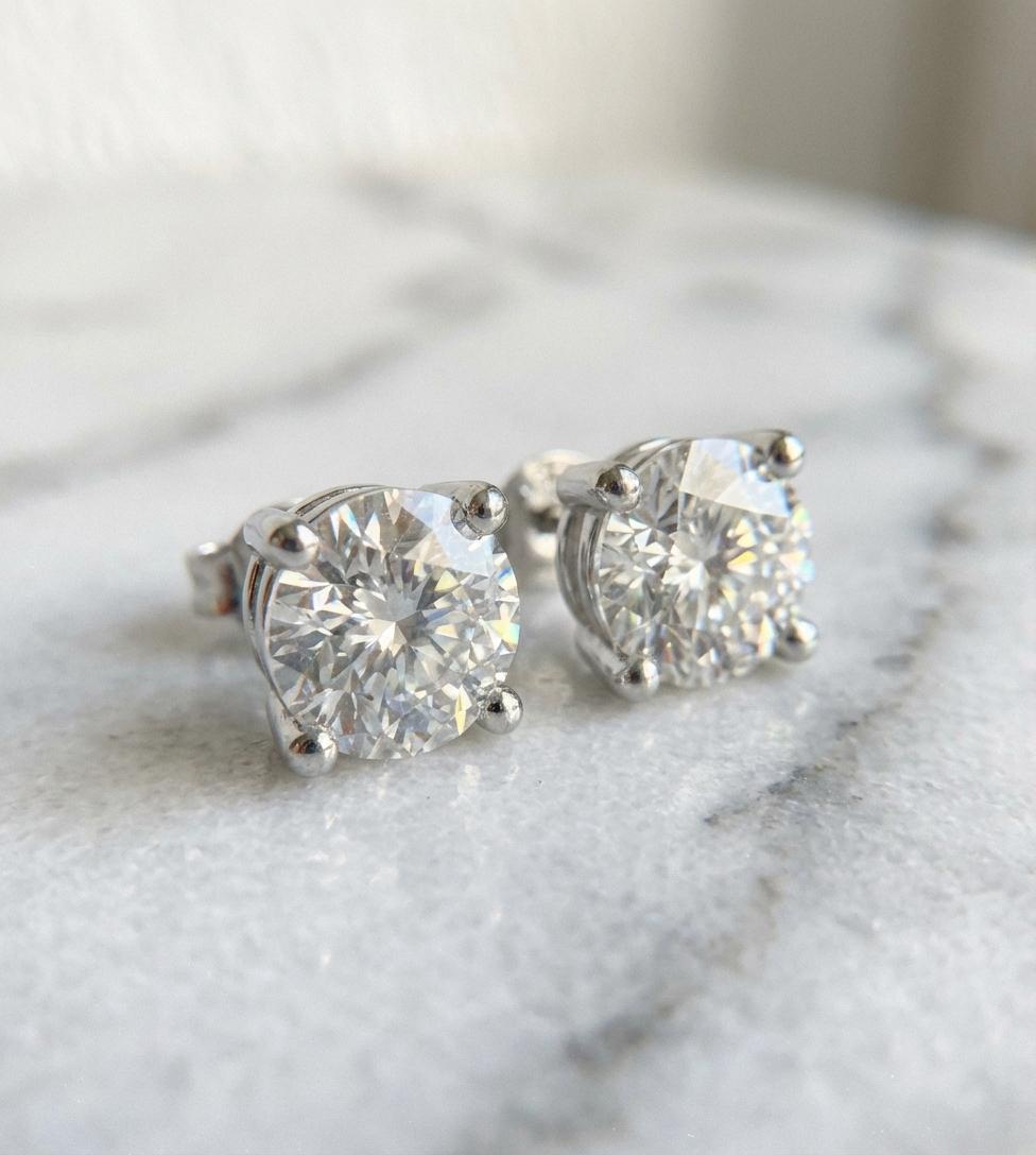 Contemporaneo Tiffany & Co. Orecchini di platino con diamanti certificati GIA da 2,00 carati VVS2-H in vendita