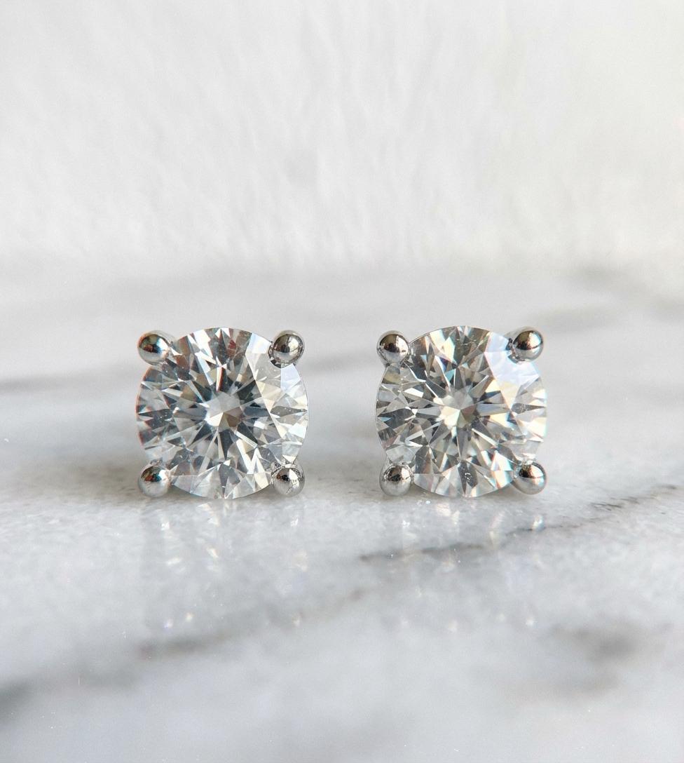 Taglio rotondo Tiffany & Co. Orecchini di platino con diamanti certificati GIA da 2,00 carati VVS2-H in vendita