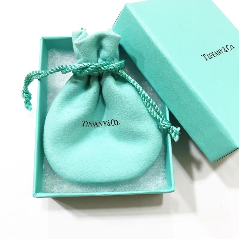 Tiffany & Co. Anello a fascia in platino con diamanti incastonati a metà cerchio 6 in vendita 4