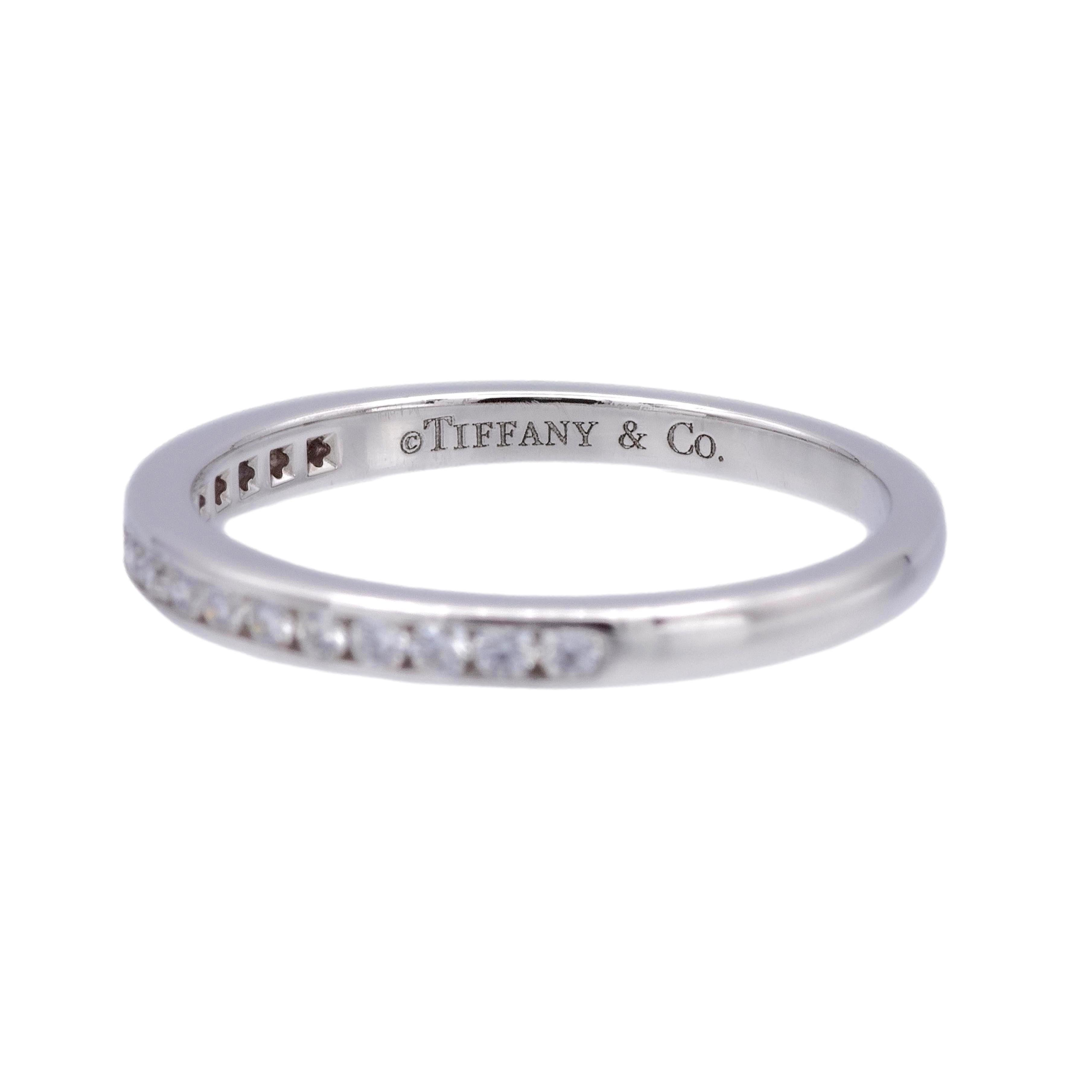 Moderne Tiffany & Co Platinum Half Circle Eternity Band Ring .17ct 2 mm Size 6 en vente