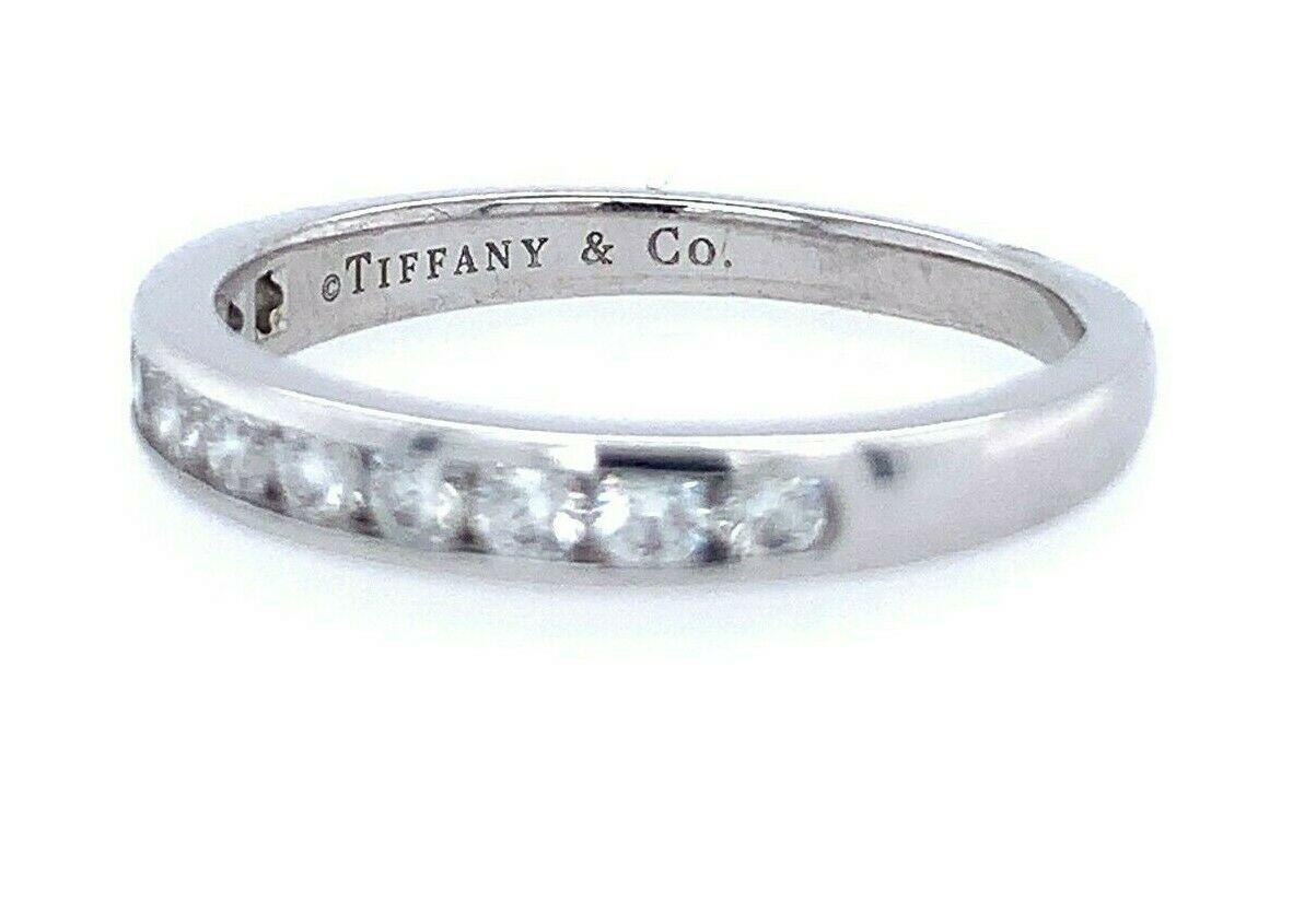 Tiffany & Co. Platin Halbkreis Eternity Ring Channel Set .33 Ct:: Größe 7::5 im Zustand „Hervorragend“ in New York, NY
