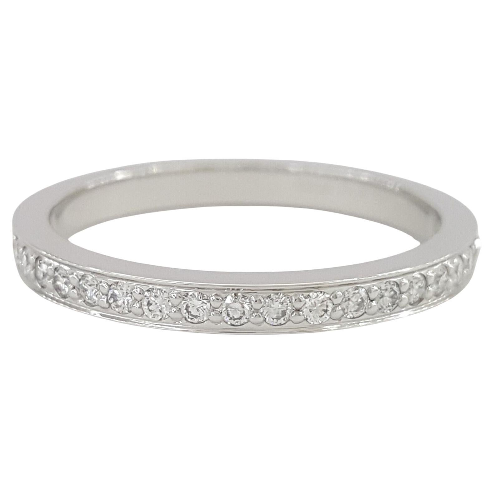 Tiffany & Co, anneau de mariage/anniversaire en platine à demi-cercle en vente