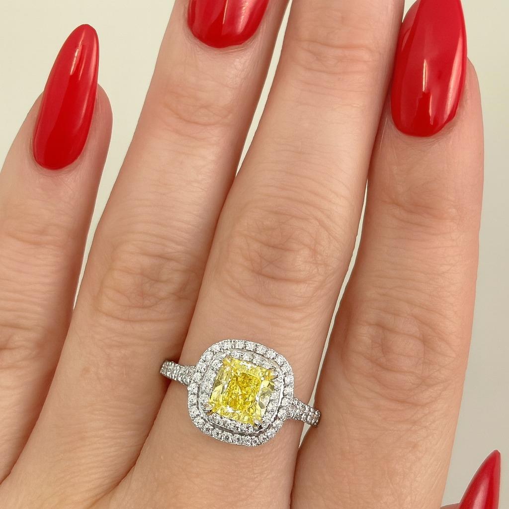 Anillo Halo Tiffany & Co de Platino - Diamante Redondo Brillante F VS1 de 1,63 quilates y Cojín Modificado de talla brillante amarillo intenso VS1

Este anillo halo de platino, un impresionante ejemplo de la reconocida artesanía de Tiffany & Co,