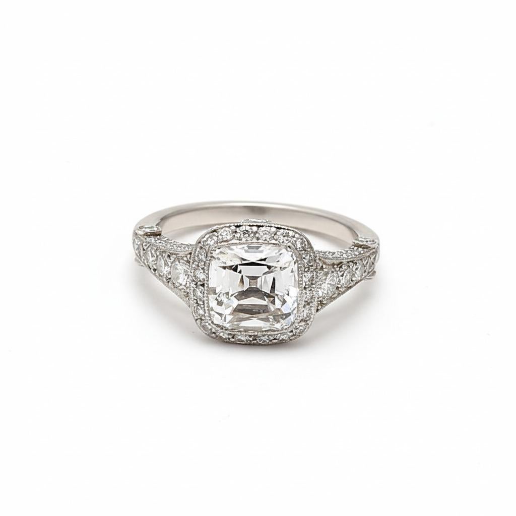 Taille coussin Tiffany & Co Platinum Halo Ring - Bague à coussin brillant de 3,54 carats en vente