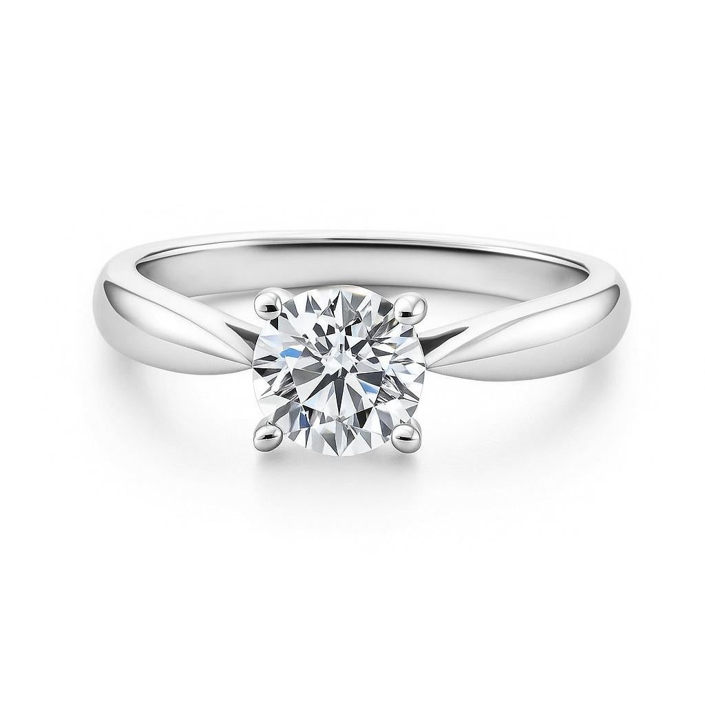 Un clásico de Tiffany & Co. Anillo de Diamantes Armonía Redondo Brillante con un diamante de 1,06 quilates, una de las tallas más buscadas por su elegancia atemporal.

Esta exquisita pieza se presenta en un estado excepcional, como nueva. La banda