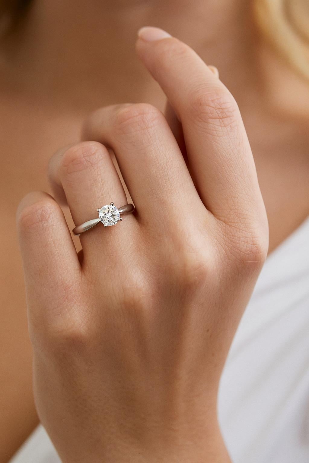 Tiffany & Co. Anillo de compromiso de diamantes Armonía en platino Corte redondo en venta