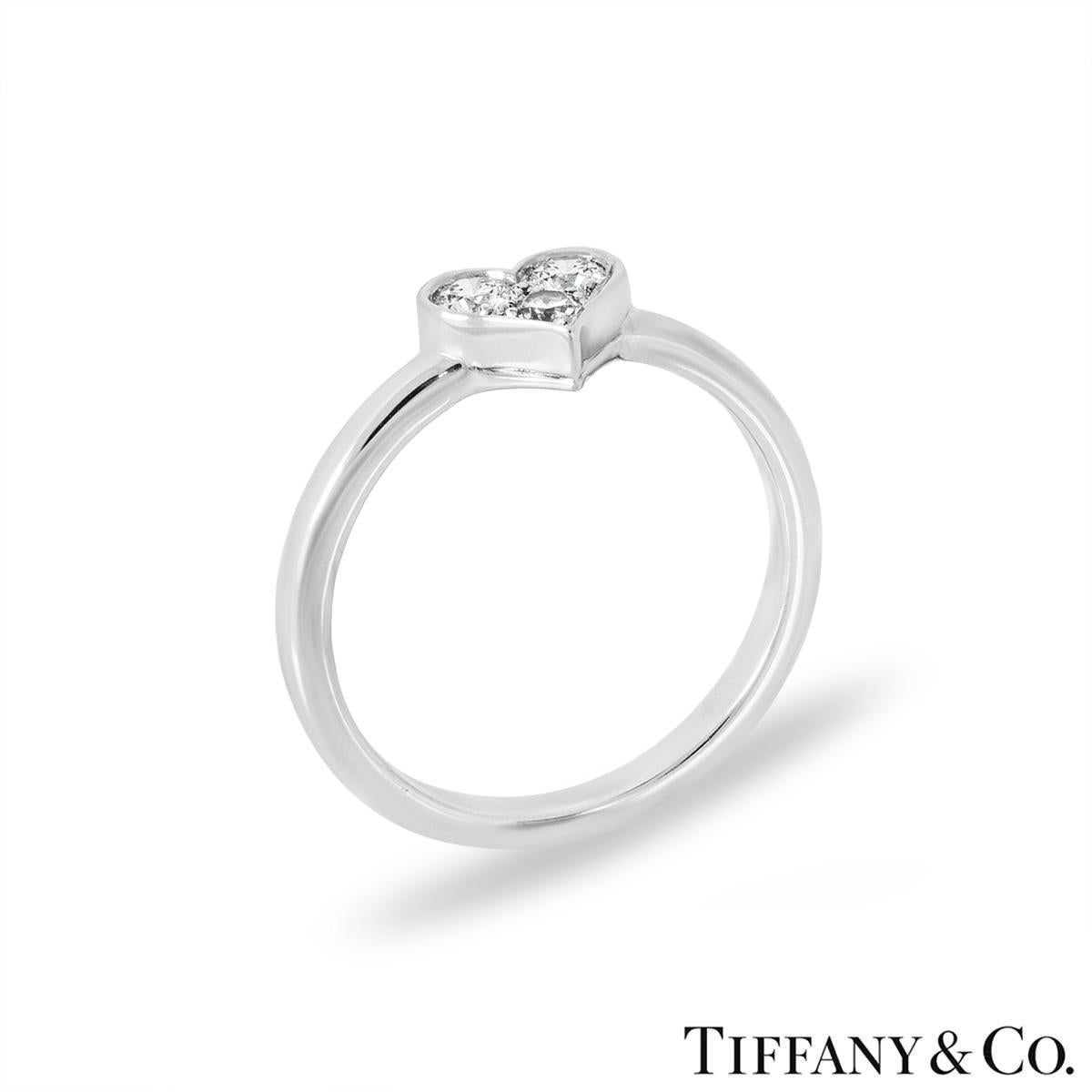 Ein schöner Platin-Diamantring von Tiffany & Co. aus der Kollektion Hearts. Der Ring hat ein Liebesherz-Design und ist mit 3 runden Diamanten im Brillantschliff mit einem Gesamtgewicht von 0,19 ct besetzt. Der Ring hat derzeit die Größe UK L½ - EU