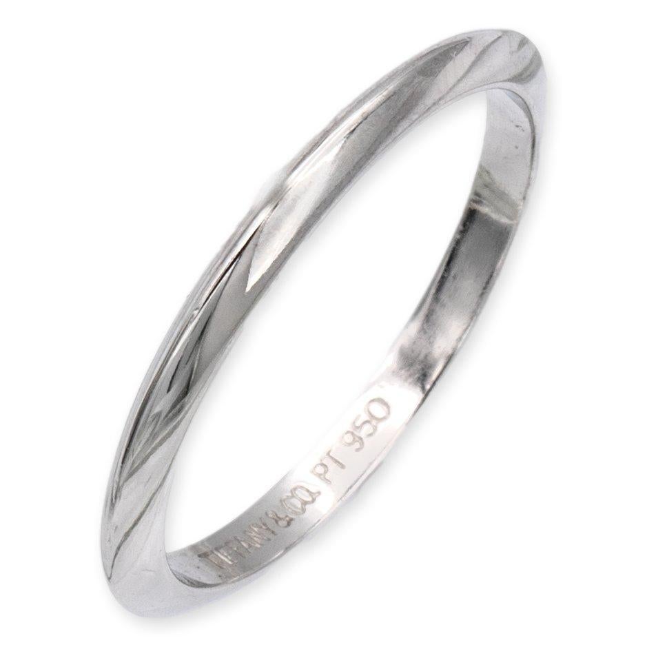 Tiffany & Co. Platinum 2mm Knife-Edge wedding band ring finely crafted in platinum.
Fully hallmarked with logo and metal content.

Ring Specifications
Brand: Tiffany & Co. 
Style: Knife-Edge
Hallmarks:  Tiffany & Co. PT950
Metal: Platinum
Finger