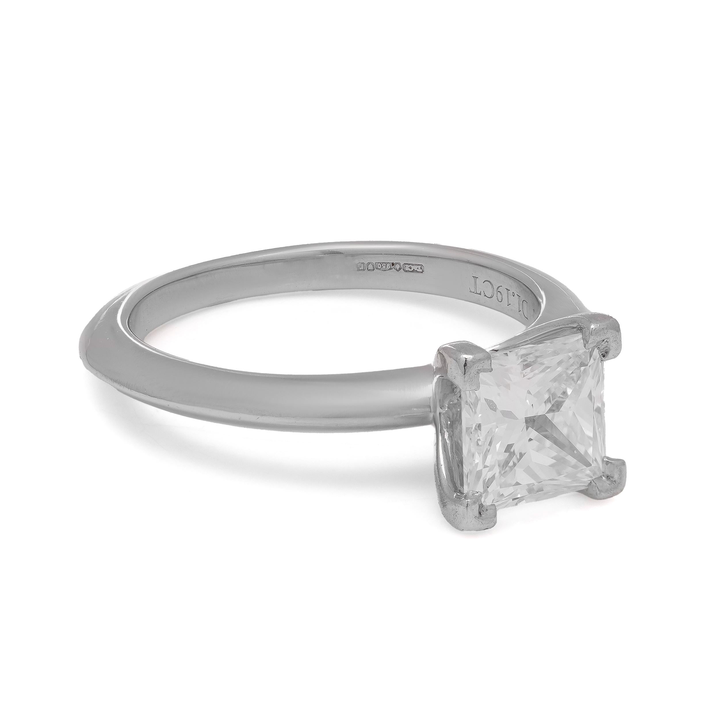 Tiffany & Co. Platinum ladies ring with 1.19 cts. Princess-cut diamond In Excellent Condition For Sale In Braintree, GB