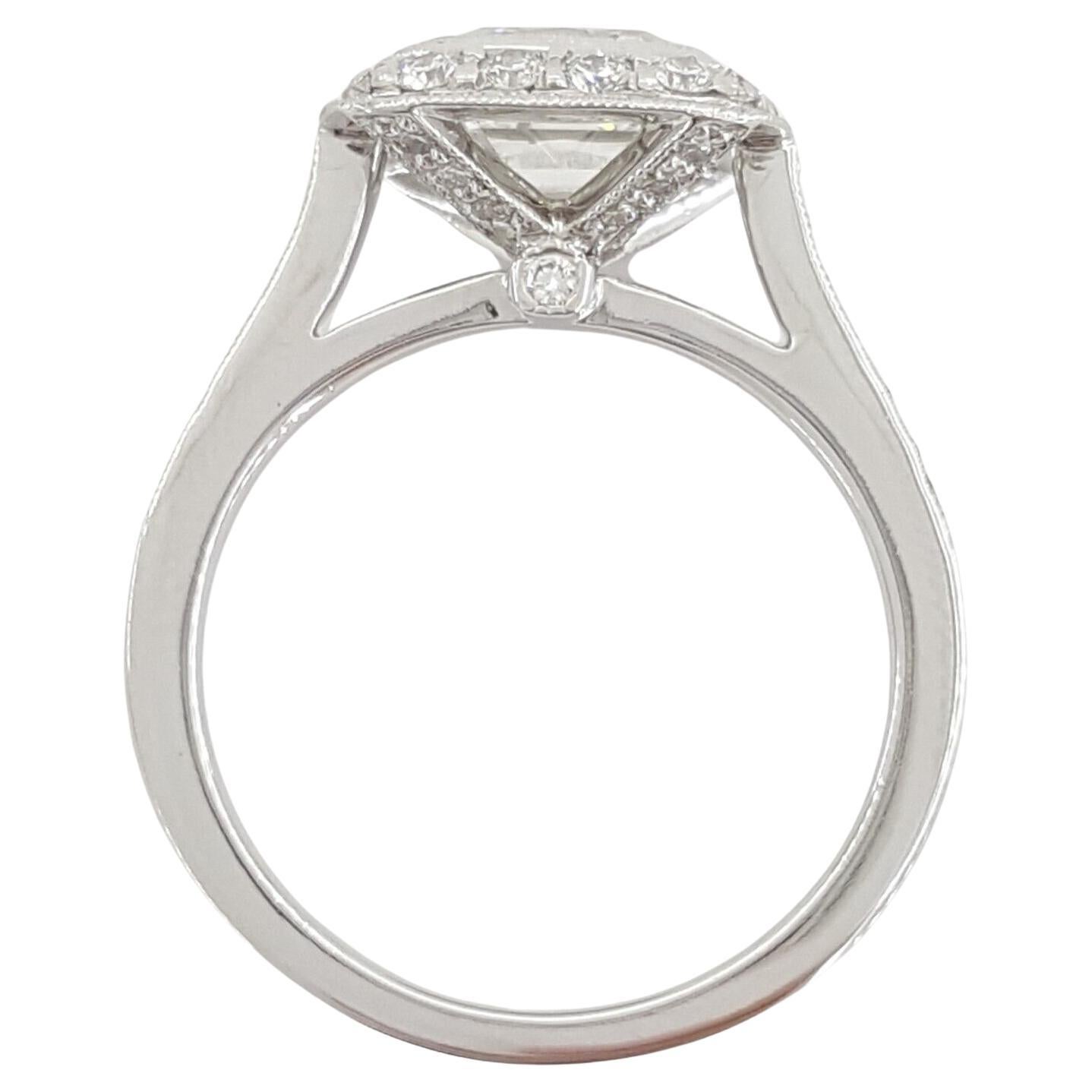 Tiffany & Co. Anello di fidanzamento aureolato in platino Legacy da 1,44 carati con taglio ideale a cuscino di diamante

Un iconico anello di fidanzamento Tiffany & Co. della celebre collezione Legacy, con il diamante brevettato Legacy Cushion