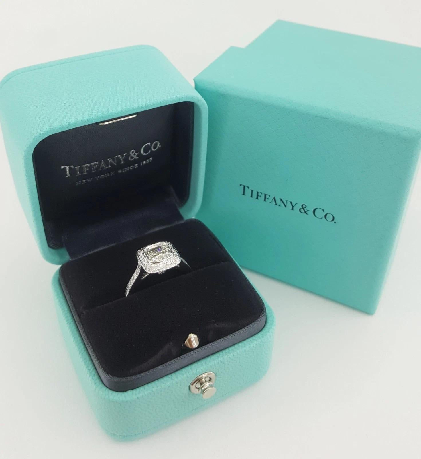 Tiffany & Co. Anello in platino Legacy con diamante taglio ideale a cuscino da 1,44 carati in vendita 1