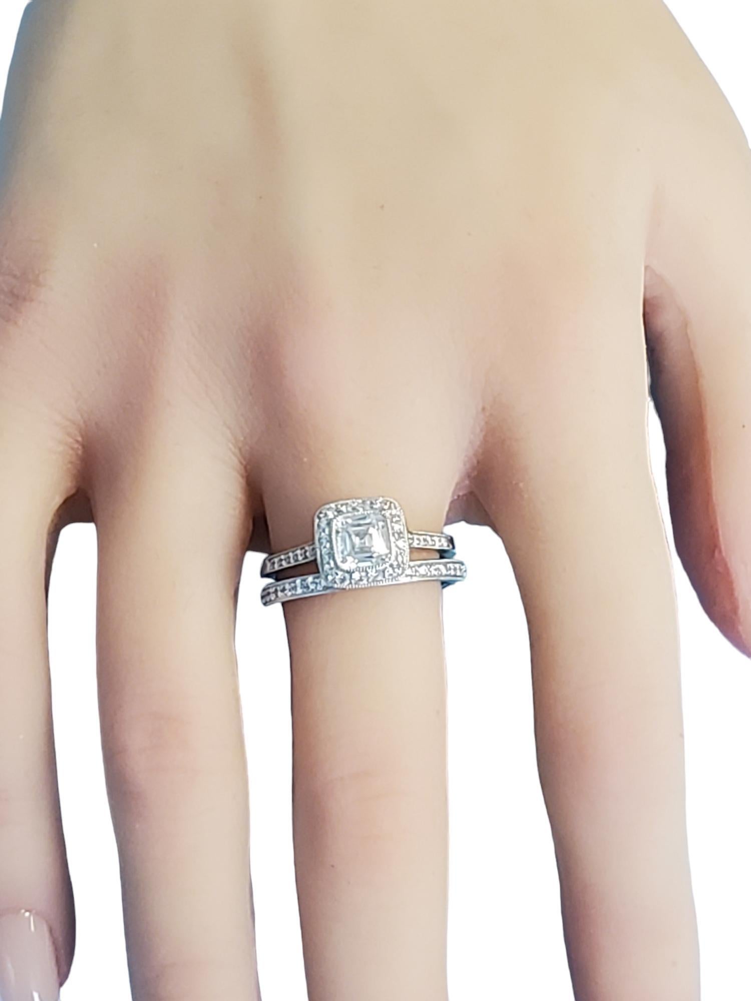 La bague de fiançailles en platine Legacy de Tiffany Co. est accompagnée d'un anneau d'éternité en platine avec diamant milgrain de 2 mm. La bague de fiançailles est de 1.32tcw avec un coussin de 1.05ct F VS1 legacy. L'anneau assorti est de 2 mm de