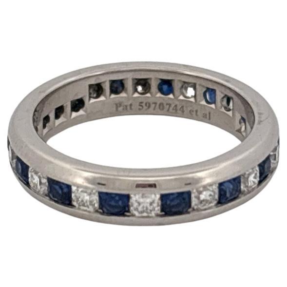 Cette élégante pièce de Tiffany & Co. Le bracelet d'éternité Luminus est fabriqué en platine lumineux (PT950) et présente un sertissage en canal raffiné alternant des saphirs spéciaux taillés en Lucida et des diamants (couleur E-F et pureté VS2).