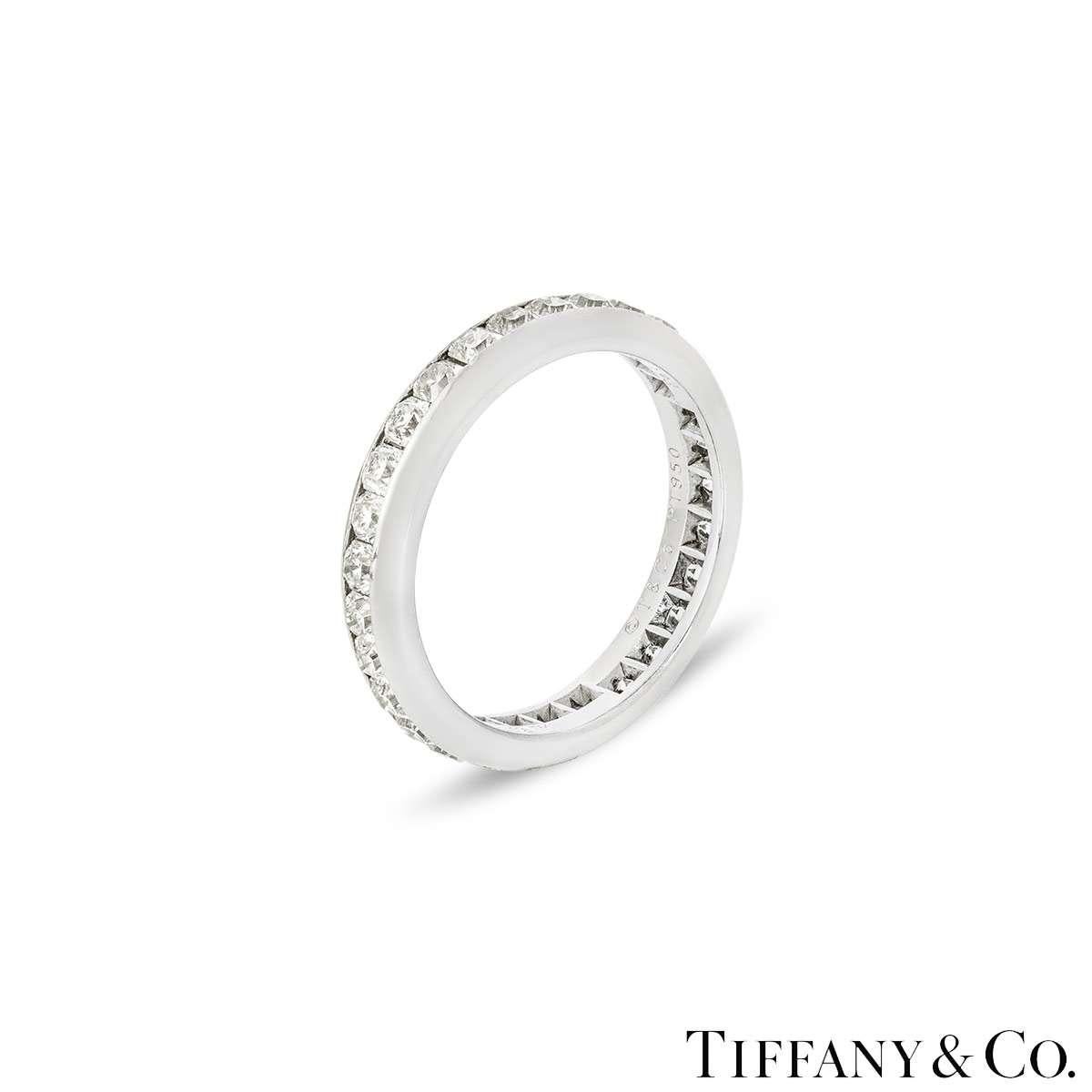 Une magnifique bague d'éternité en platine et diamants de Tiffany & Co. de la collection Lucida. La bague est sertie de 29 diamants iconiques de taille Lucida, d'un poids total approximatif de 1,42ct, de couleur G-H et de pureté VVS - VS. La bague a